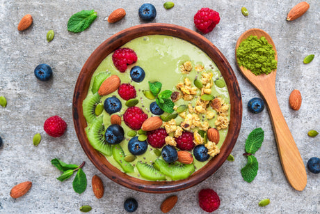 Matcha smoothie bowl med bær, kiwi og toppings
