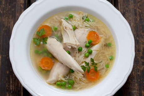 Kyllingesuppe med bone broth, grøntsager og nudler