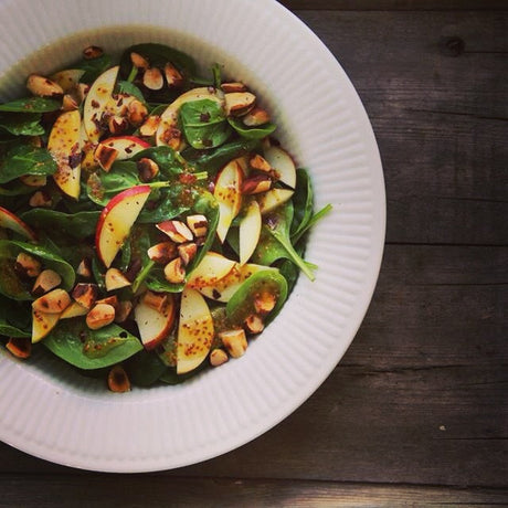 Spinatsalat med æble og brændte paranødder