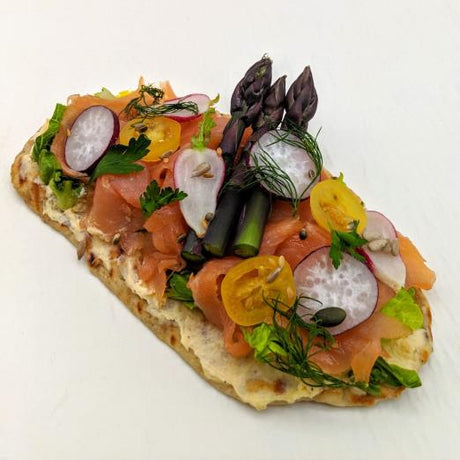 Fladbrød med røget laks og peberrodscreme
