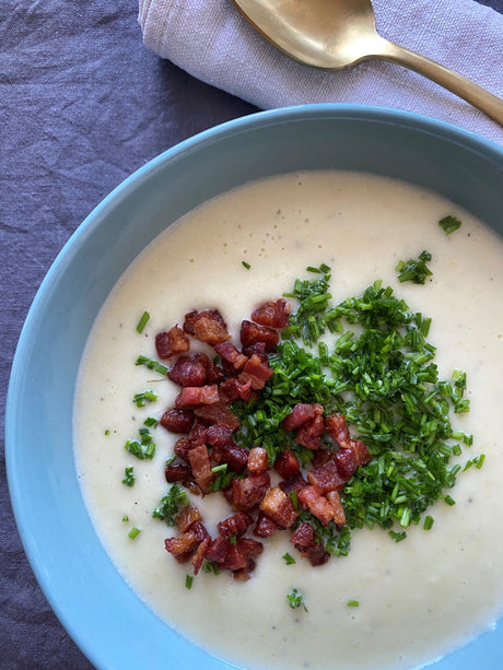 Kartoffel-porre-suppe med bacon og purløg
