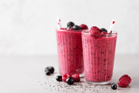 Fiberrig bær-smoothie med loppefrøskaller