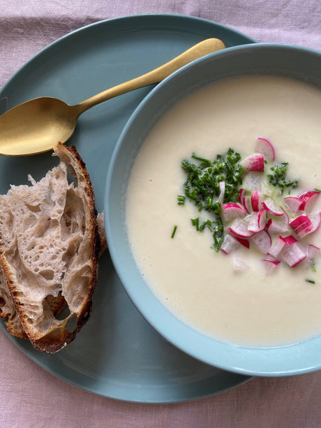 Blomkålssuppe med purløg og radiser