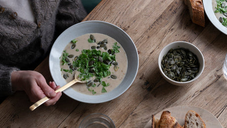 Jordskokkesuppe med persille og salte græskarkerner
