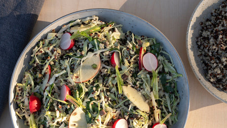 Spidskålssalat med quinoa, æble og tahindressing