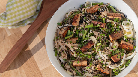 Nudelsalat med stegt tofu og goma-dressing