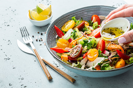 Farverig sommersalat med olie-eddike-dressing