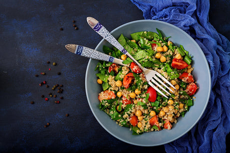 Quinoa-salat med kikærter, spinat og tomater
