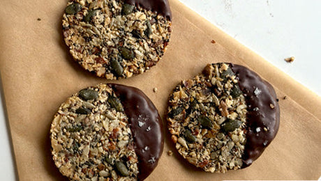 Sprøde granola-cookies med kaffe-mandelsmør