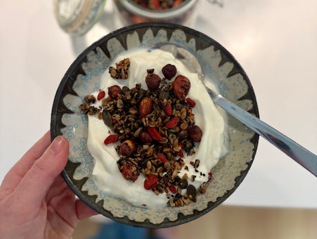 Sort nøddegranola med honning & ægte kanel