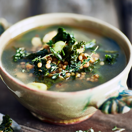 Grøn linsesuppe med kål og urter