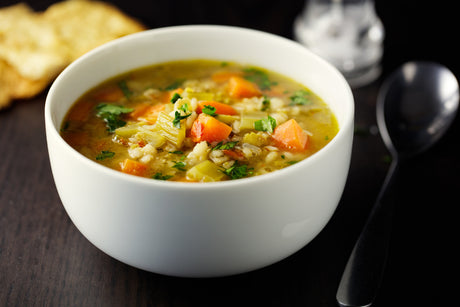 Stærk grøntsagssuppe med karry og kokosmælk