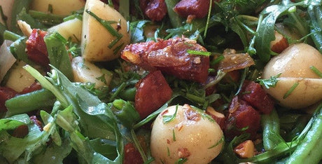 Salat med kartofler, chorizo og urtedressing