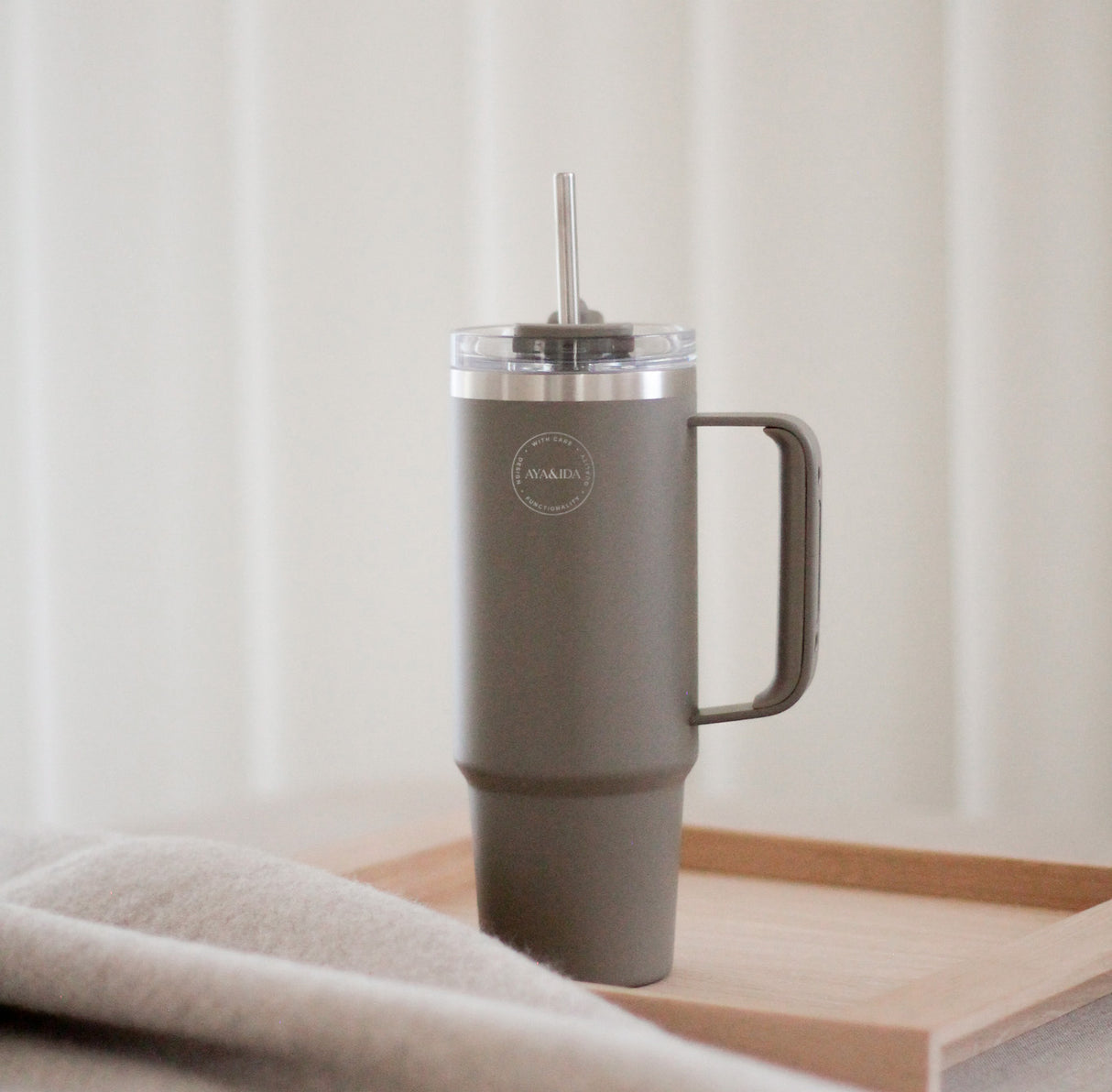 AYA&IDA Thermo Cup With Straw | Driftwood fra AYA&IDA